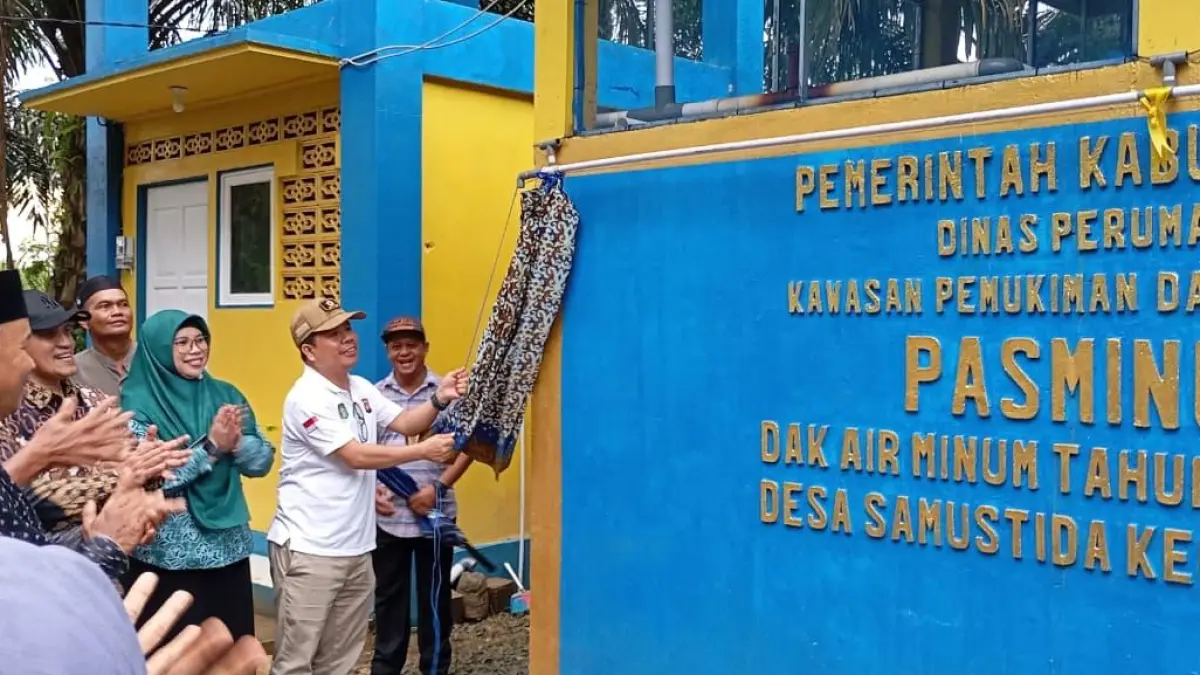 Bupati Sambas saat meresmikan Program Pasminumas di Desa Samustida. (ISTIMEWA)