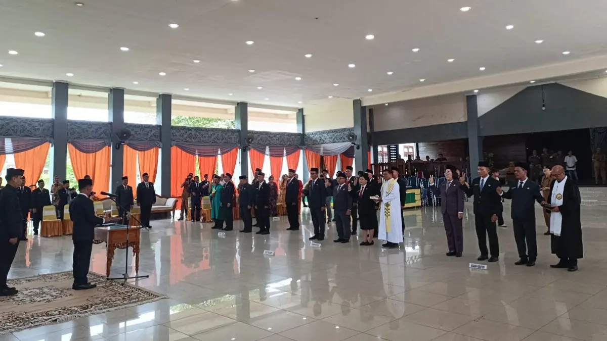 Bupati Sintang Gregorius Herkulanus Bala melantik 14 pejabat yang mengisi posisi pimpinan tinggi pratama hasil seleksi terbuka atau open bidding tahun 2026. (ISTIMEWA)
