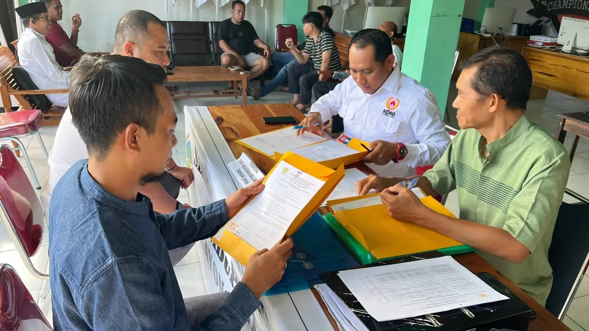 Decky Sabiandi saat mendaftar diri sebagai bakal calon Ketua KONI Kayong Utara. (ISTIMEWA)