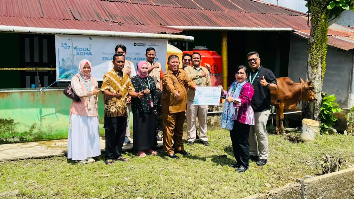 General Manager Bandara Internasional Supadio, Maya Damayanti (dua dari kanan) secara simbolis menyerahkan bantuan Program TJSL In Journey Airports Berbagi kepada salah satu masjid di Kubu Raya, Jumat (29/5). (ISTIMEWA)