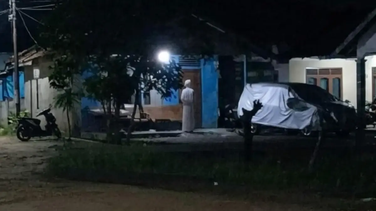 Foto sosok diduga pocong yang beredar di media sosial dan grup percakapan warga Pontianak memicu keresahan masyarakat. Polisi memastikan hingga kini belum ada laporan resmi maupun bukti valid terkait dugaan teror tersebut dan mengimbau warga tidak mudah menyebarkan informasi hoaks yang belum terverifikasi.