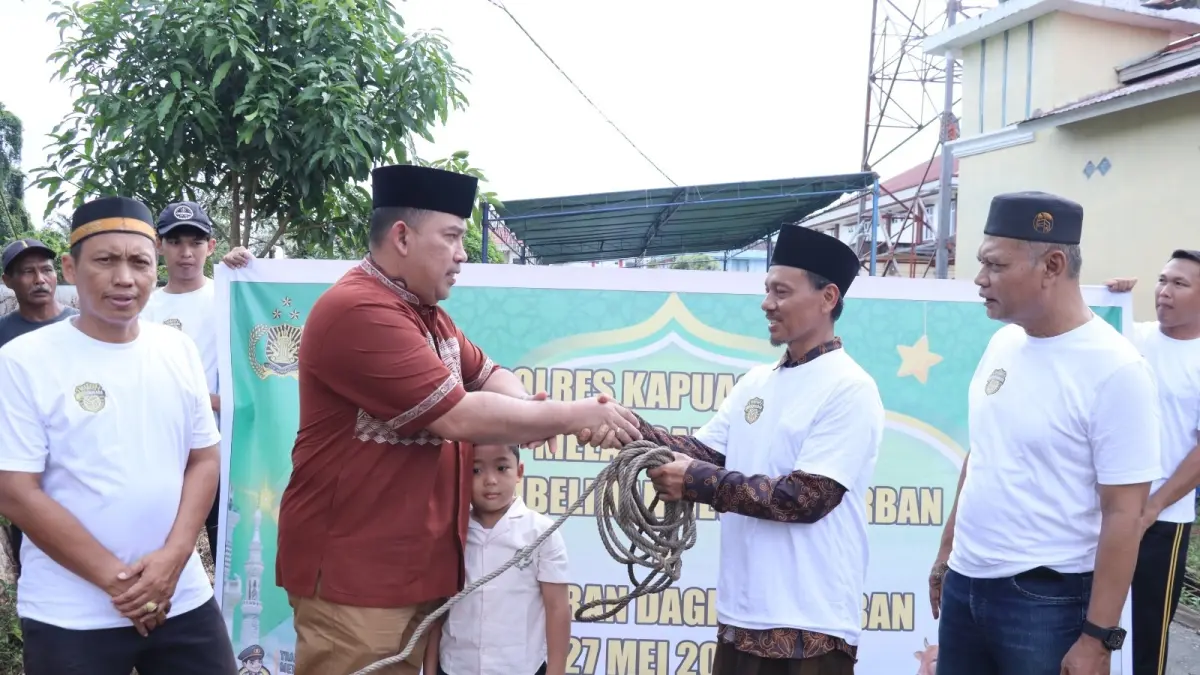 Kapolres Kapuas Hulu AKBP Aprianto Uda saat menyerah hewan kurban secara simbolis kepada panitia. (ISTIMEWA)