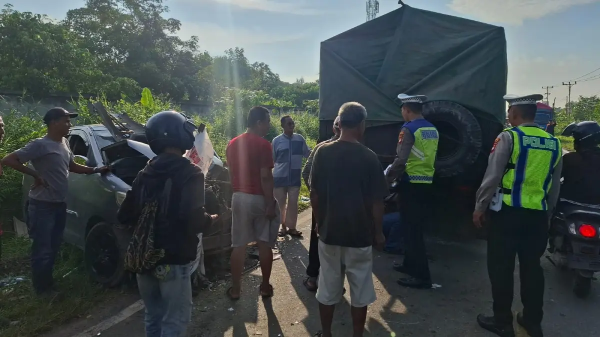 Kecelakaan maut antara minibus dengan truk di KM 19, Desa Jawa Tengah, Kecamatan Sungai Ambawang pada Jumat (29/5). (ISTIMEWA)