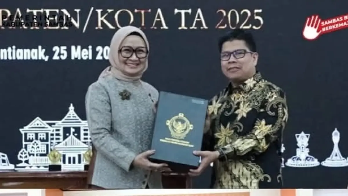 Kepala BPK Perwakilan Kalbar menyerahkan hasil pemeriksaan LKPD Tahun Anggaran 2025 kepada Bupati Sambas Satono.