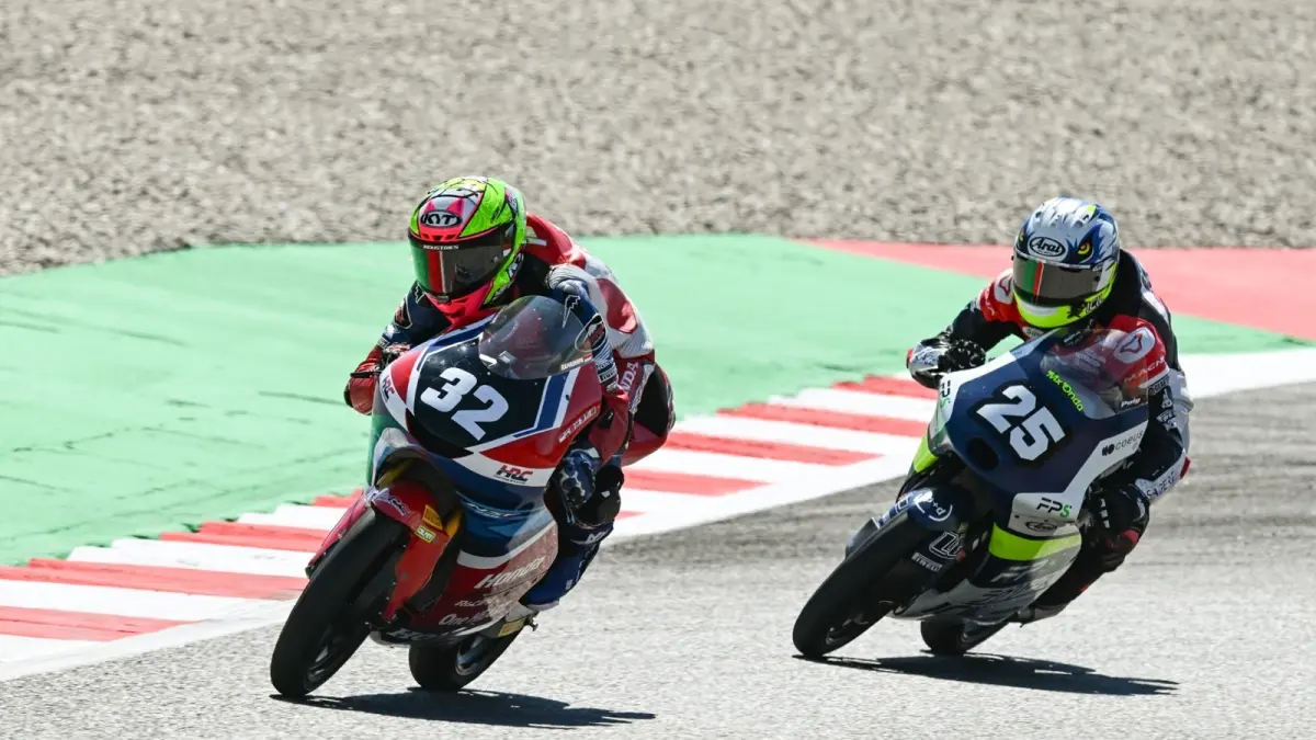 Muhammad Kiandra Ramadhipa memacu motornya saat debut impresif di Moto3 Junior World Championship 2026 di Sirkuit Barcelona-Catalunya, Spanyol. Pebalap binaan Astra Honda itu sukses meraih podium ketiga pada race pertama.