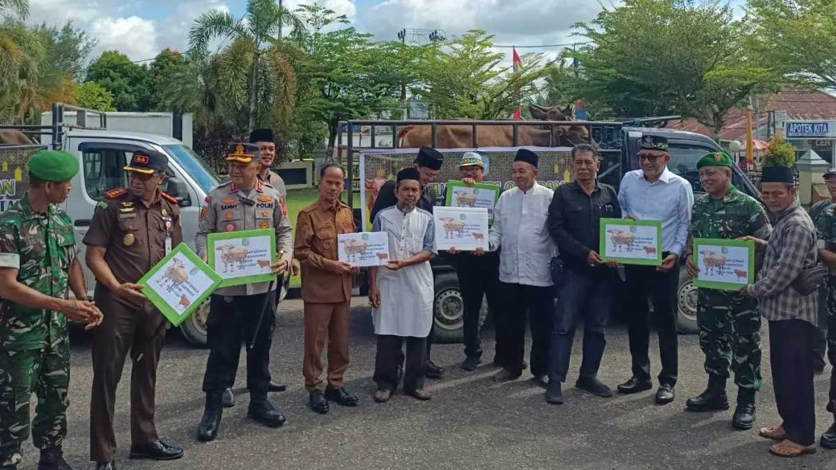 Pemkab Sintang menyalurkan delapan ekor sapi kurban untuk umat Islam di sejumlah wilayah dalam rangka Hari Raya Iduladha 1447 Hijriah/2026 Masehi.