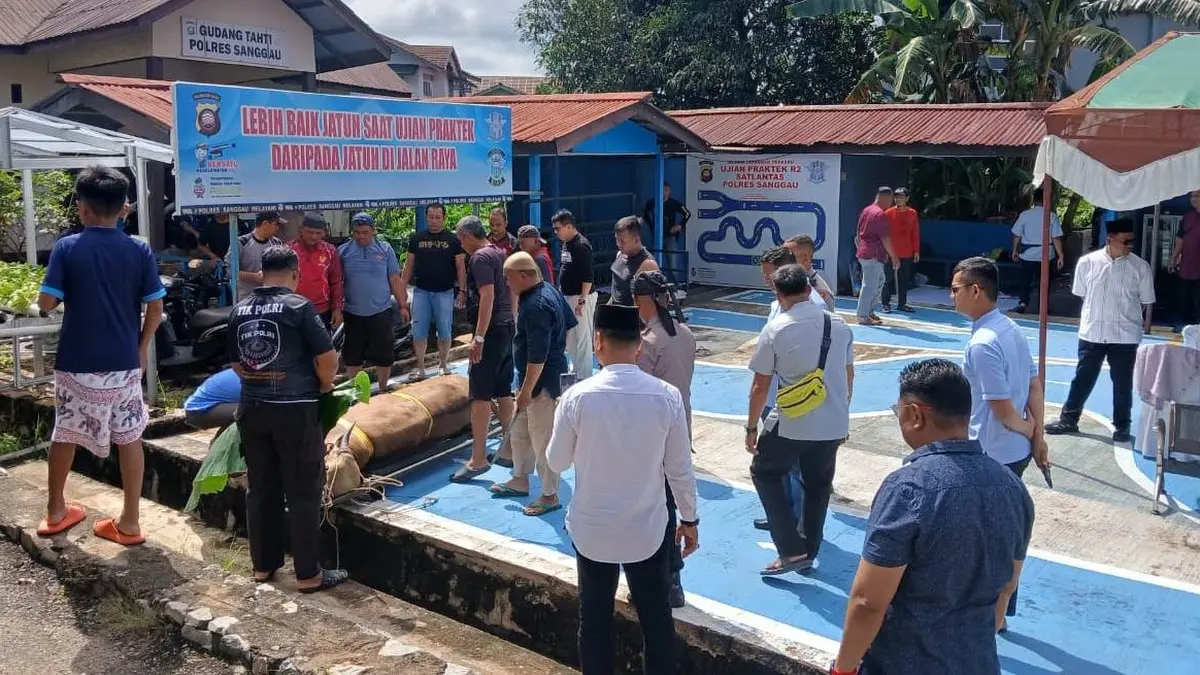 Pemotongan hewan kurban di lingkungan Mapolres Sanggau, Rabu (27/5). (ISTIMEWA)