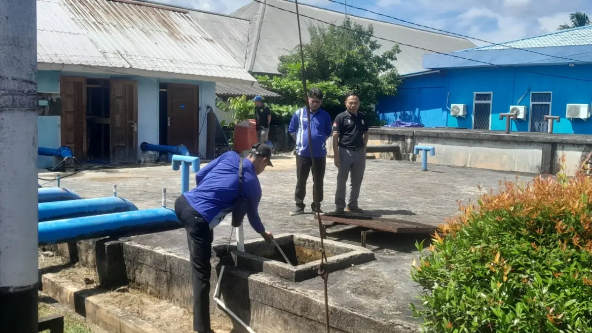 Petugas Damkar saat mengambil air di Bak PDAM yang disaksikan Direktur PDAM. (ISTIMEWA)