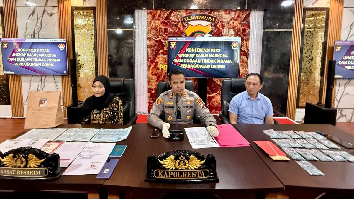 Polresta Pontianak menggelar konferensi pers terkait kasus narkoba dan dugaan Tindak Pidana Perdagangan Orang (TPPO), Jumat (29/5). Dari hasil pengungkapan diamankan sejumlah barang bukti. (MEIDY KHADAFI/PONTIANAK POST)