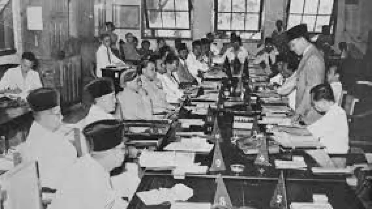 Sidang BPUPKI pada awal 1945 merumuskan dasar negara hingga diperkenalkannya konsep Pancasila sebagai dasar negara. (DOK JAWA POS)