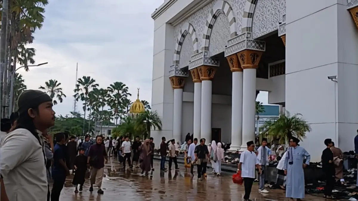 Suasana Hari Raya Idul Adha 1447 Hijriah di Masjid Raya Mujahidin Pontianak. Ribuan jamaah memadati area masjid untuk melaksanakan Shalat Idul Adha, didukung pasokan listrik yang andal dari PLN.