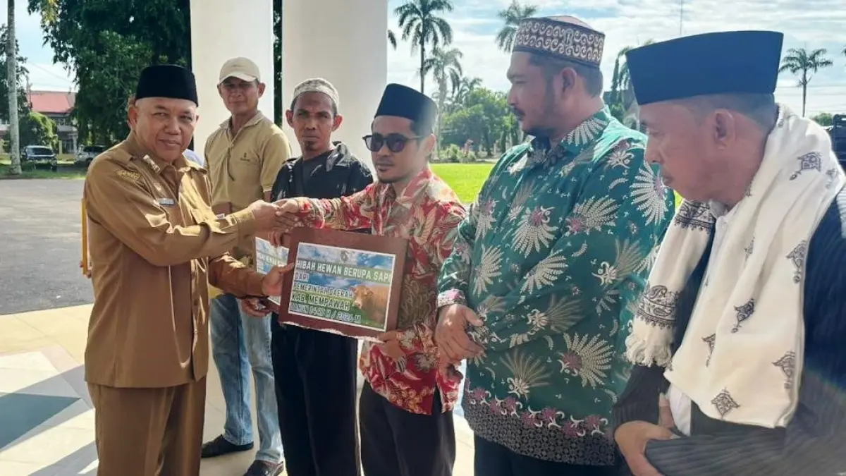 Wabup Juli Suryadi menyerahkan hewan kurban Pemkab Mempawah.