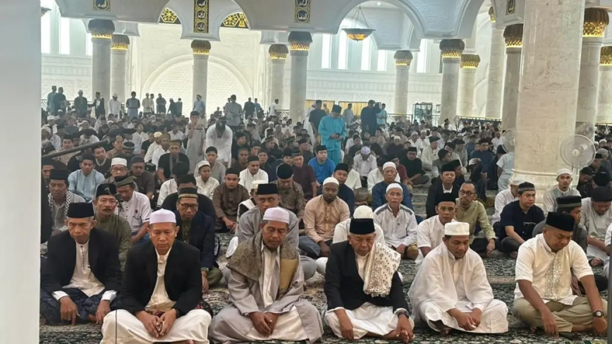 Wabup Juli Suryadi saat melaksanakan Salat Id di Masjid Agung Al-Falah Mempawah.