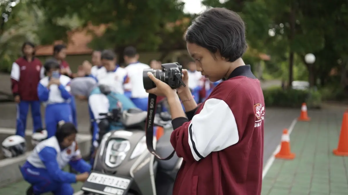 Peserta mendokumentasikan aktivitas kampanye keselamatan berkendara dalam kegiatan Safety Riding Short Movie Contest 2026 yang digelar Yayasan Astra Honda Motor. Kompetisi ini mengajak generasi muda kreatif menyebarkan pesan keselamatan berkendara melalui film pendek dan video media sosial.