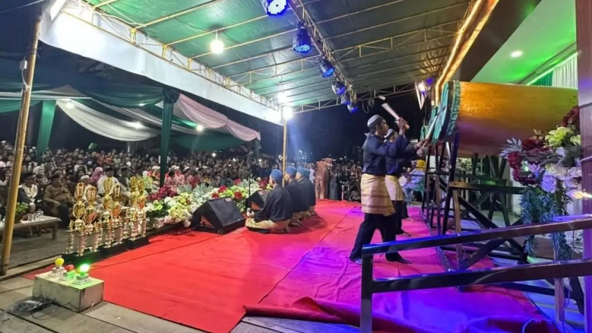 Aksi salah satu peserta festival bedug Kelurahan Sungai Pinyuh.