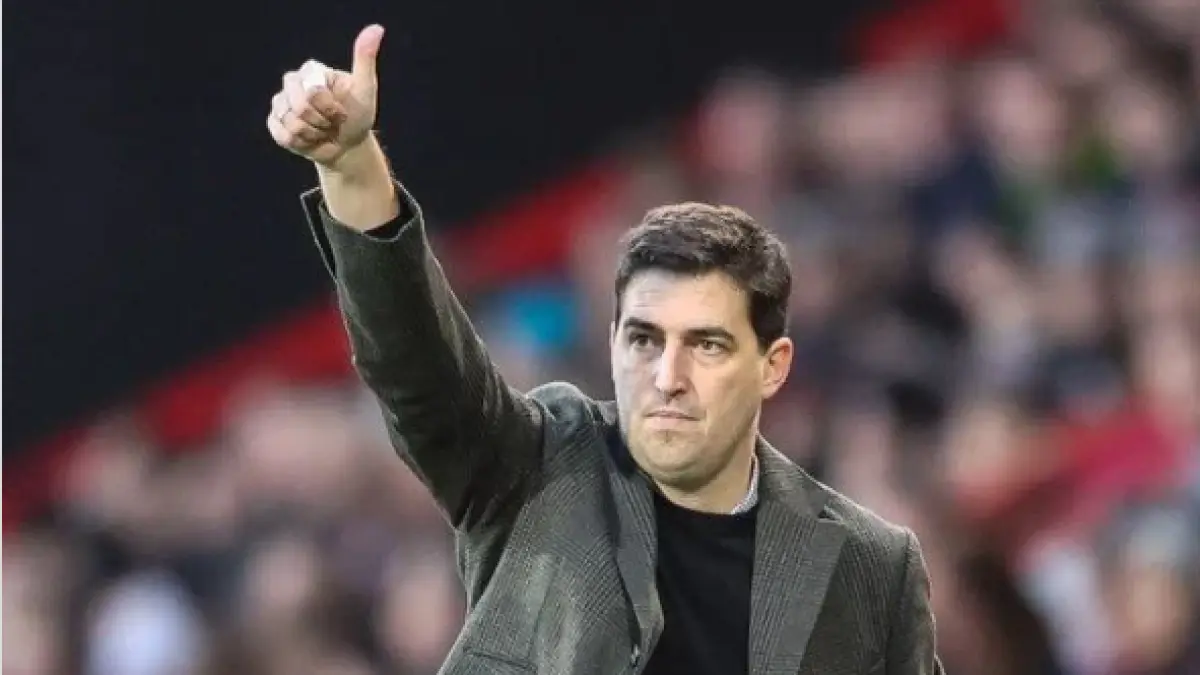 Andoni Iraola menjadi kandidat terdepan pengganti Arne Slot di Liverpool. (IG)
