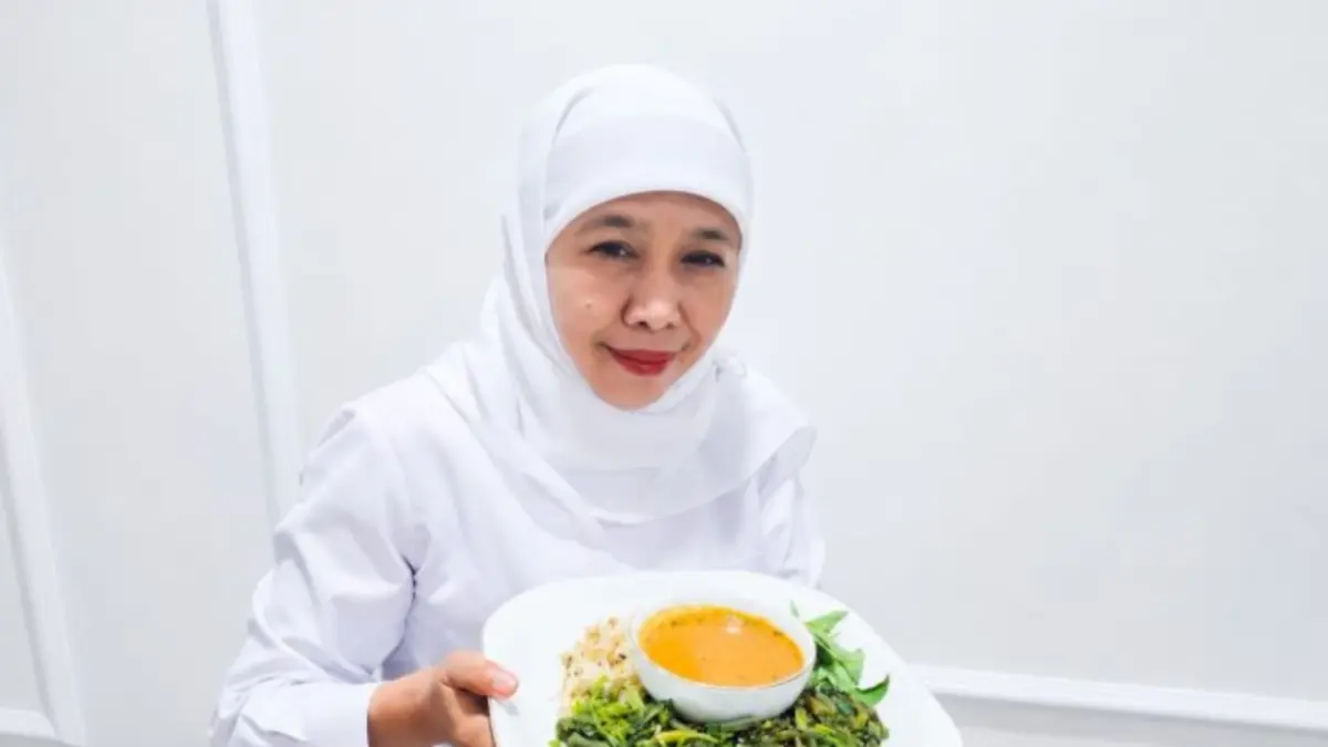 Gubernur Jawa Timur Khofifah Indar Parawansa saat menunjukkan pecel khas Jatim menempati peringkat ketujuh dalam daftar 100 Salad Terbaik di Dunia 2026 versi TasteAtlas. (ANTARA/HO-Biro Adpim Pemprov Jatim)