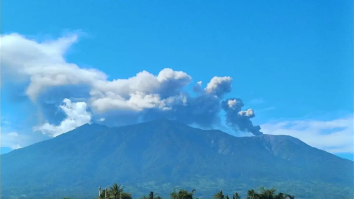 Gunung Marapi di Sumatera Barat erupsi dengan tinggi letusan mencapai 2.000 meter, terlihat jelas dari arah Kabupaten Agam dengan hembusan mengarah ke arah timur laut. (ANTARA/AL FATAH)