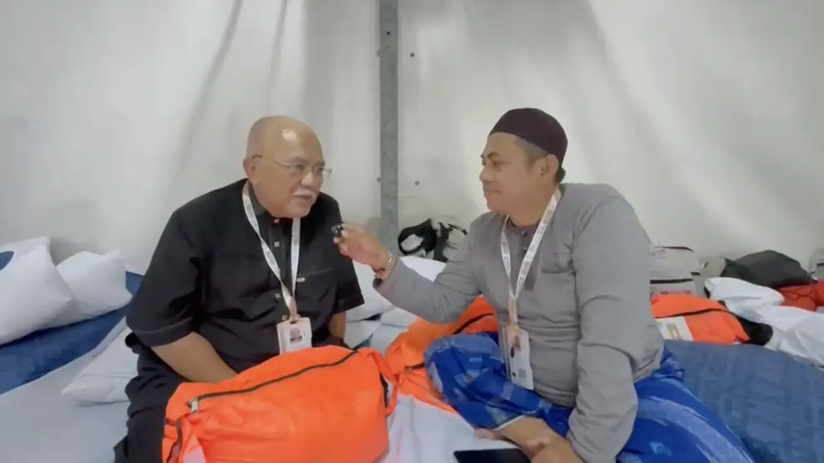 Hermansyah (kiri) salah satu jemaah haji asal Kalimantan Barat saat berada di Makkah mengikuti ibadah haji tahun ini. Ia mengaku mendapat layanan yang baik selama beribadah. (ISTIMEWA)