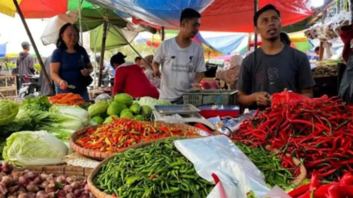 Ilustrasi - Cabai merah keriting, cabai rawit merah, bawang merah dan komoditas pangan lainnya yang dijual pedagang. (ANTARA/HO-Bapanas/am).