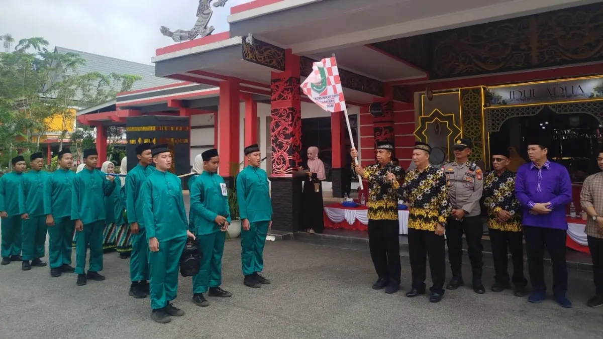 Kadis PMPTSP Sanggau, Rizma Aminin membuka acara pawai takbir keliling Kota Sanggau, Sabtu (30/5). (AGUNG RAJALI SAPUTRA/PONTIANAK POST)