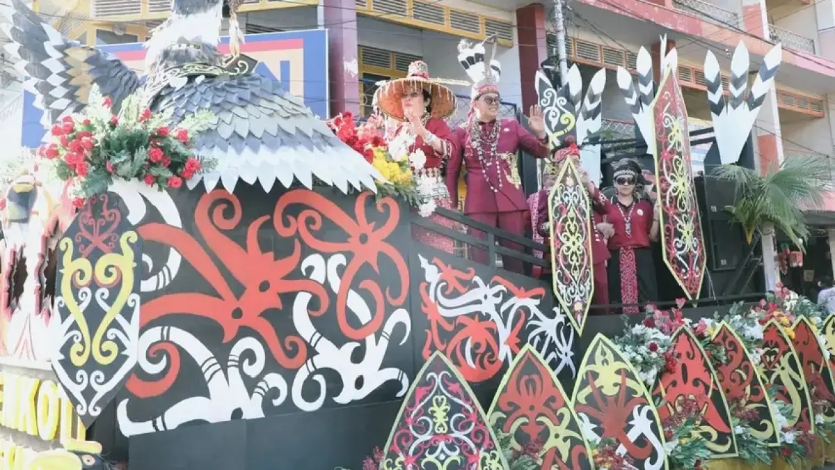Kemegahan Karnaval dan Display Budaya Dayak pada Kamis (28/5) mendapat sambutan antusias masyarakat. Event ini menggabungkan tradisi leluhur dengan nuansa modern.