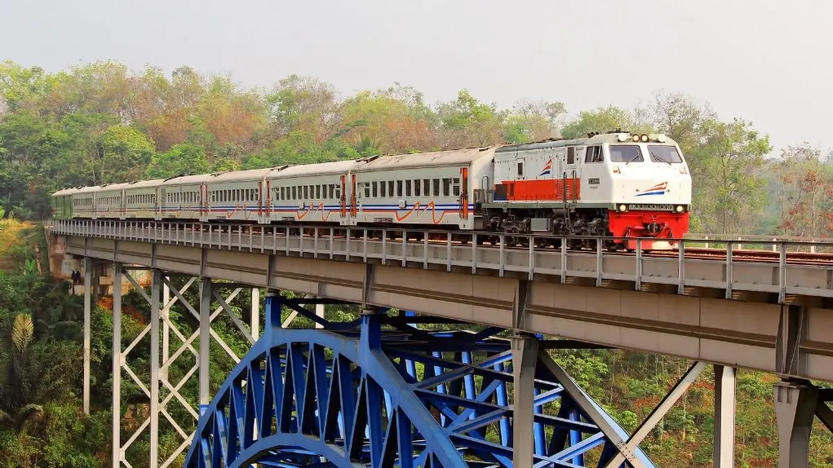 Kereta api melaju di Jembatan Cisoma, Desa Cisomang Kecamatan Darangdan, Kabupaten Purwakarta, Jawa Barat. (DOK RADAR LAWU)