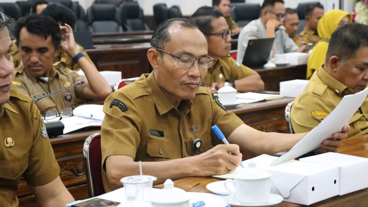 Ketua Komisi IV, Riyan Heryanto, memimpin rapat evaluasi bersama sejumlah OPD, Selasa (26/5) lalu. (ISTIMEWA)