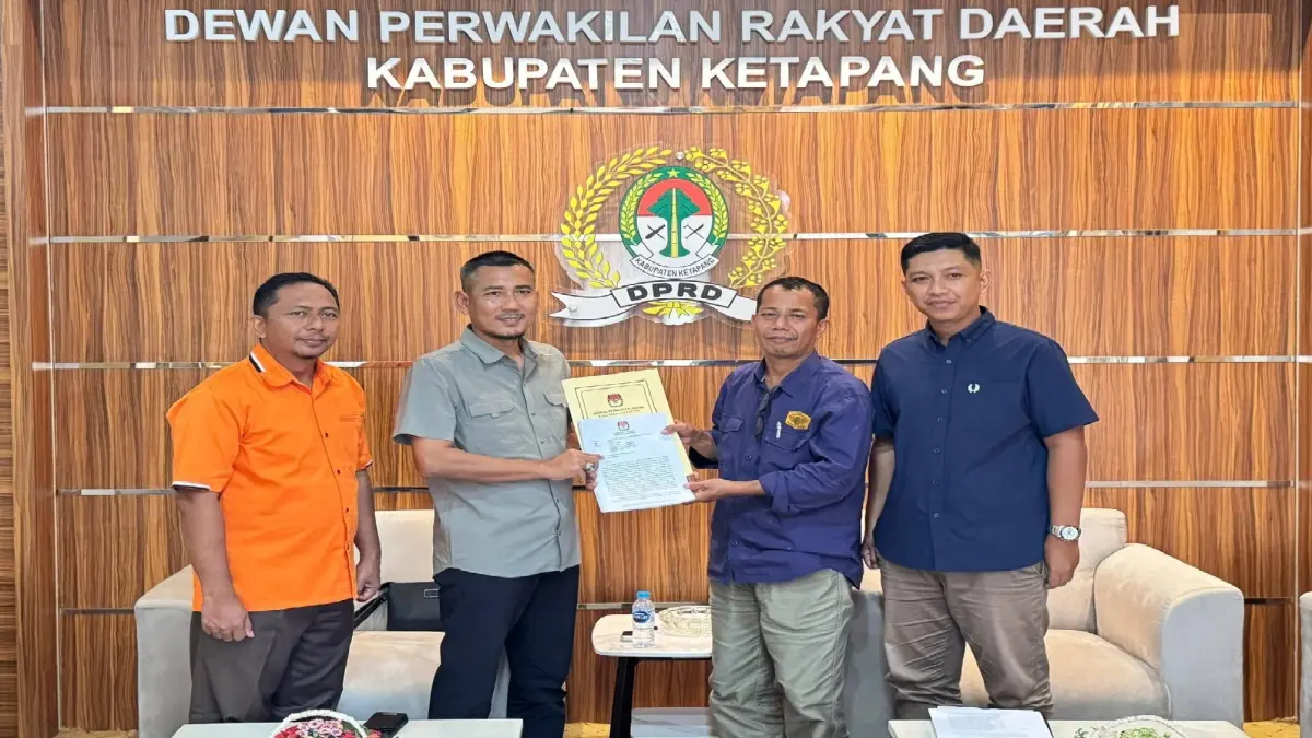 Ketua KPU Ketapang, Ahmad Shiddiq, menyampaikan berkas usulan PAW kepada Ketua DPRD Ketapang, Achmad Sholeh. (ISTIMEWA)