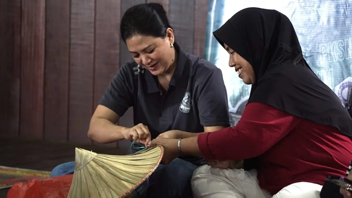 Peserta PKSN XIII berinteraksi dengan komunitas tiga etnis saat kunjungan budaya di Pontianak.(Komsos KAP)