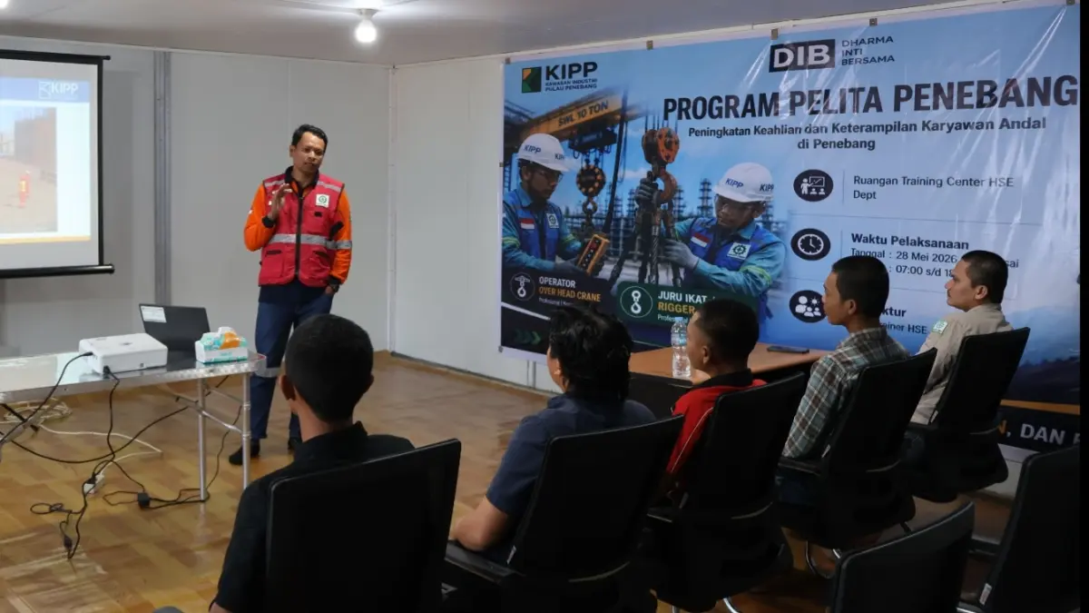 Peserta Program Pelita Penebang mengikuti pelatihan operator overhead crane di Kawasan Industri Pulau Penebang (KIPP), Kayong Utara. Program ini membuka peluang peningkatan keterampilan dan jenjang karier bagi tenaga kerja lokal.