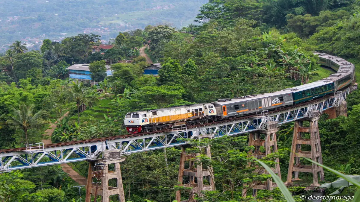 Salah satu jalur kereta api di Indonesia. (KEMENTERIAN PARIWISATA)