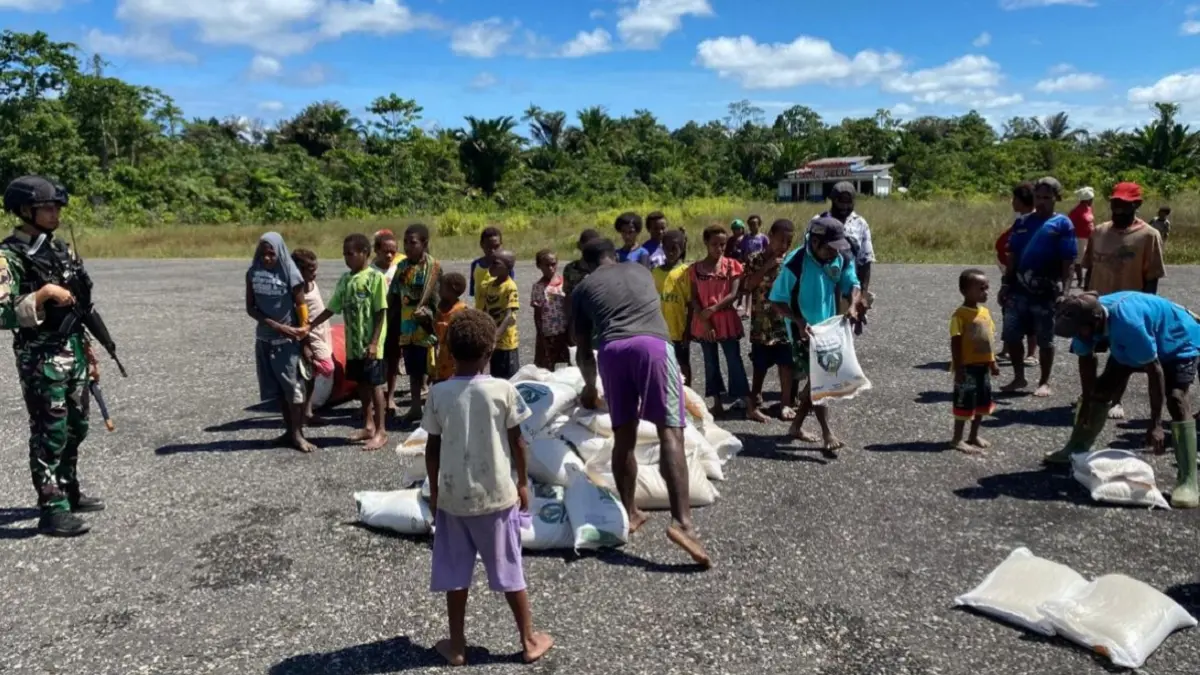 Satgas Yon Parako 466 Pasgat menyalurkan bantuan beras kepada warga Desa Kewam, Distrik Manggelum, Kabupaten Boven Digoel, Papua Selatan melalui jalur udara untuk membantu pemenuhan kebutuhan pokok masyarakat di wilayah terpencil.