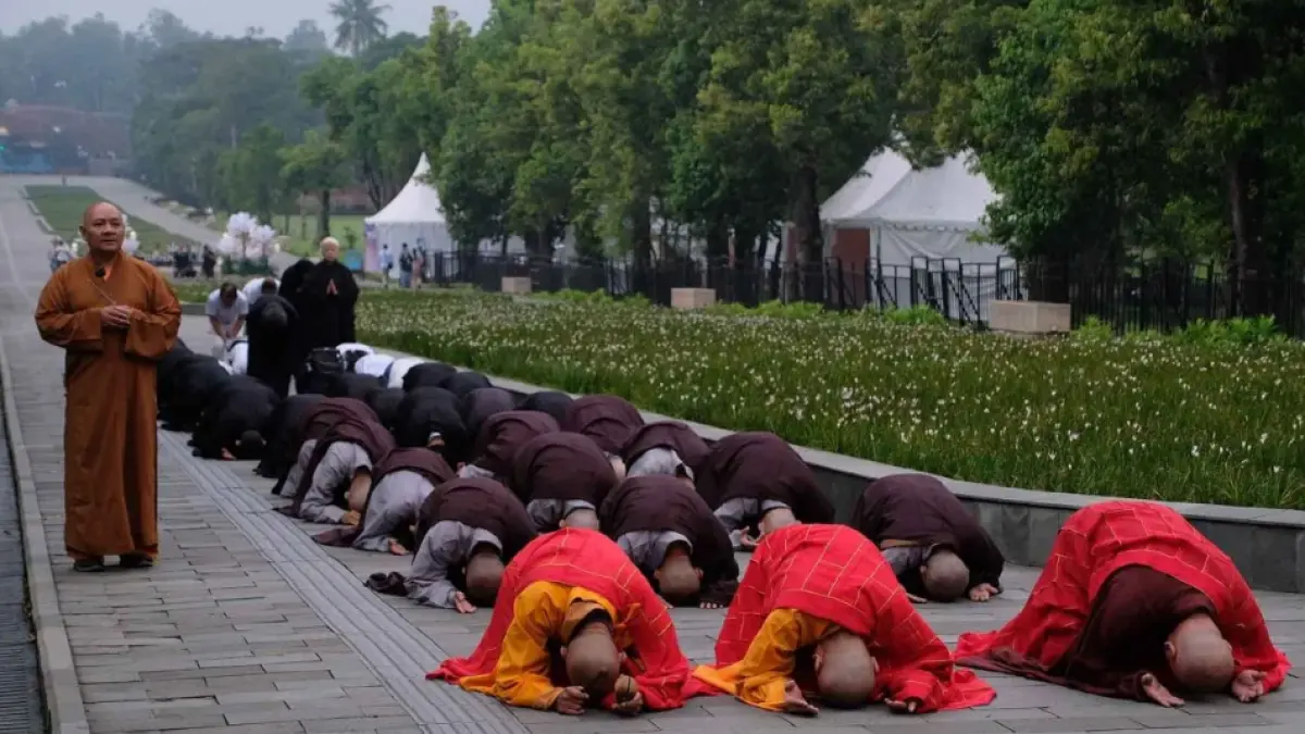 Sejumlah bhikku bersujud melaksanakan tiga Langkah Namaskara di Marga Utama Candi Borobudur, Magelang, Jawa Tengah, pada Kamis (28/5/2026) jelang Waisak 2570 BE. (ANIS/EFIZUDIN/ANTARA)