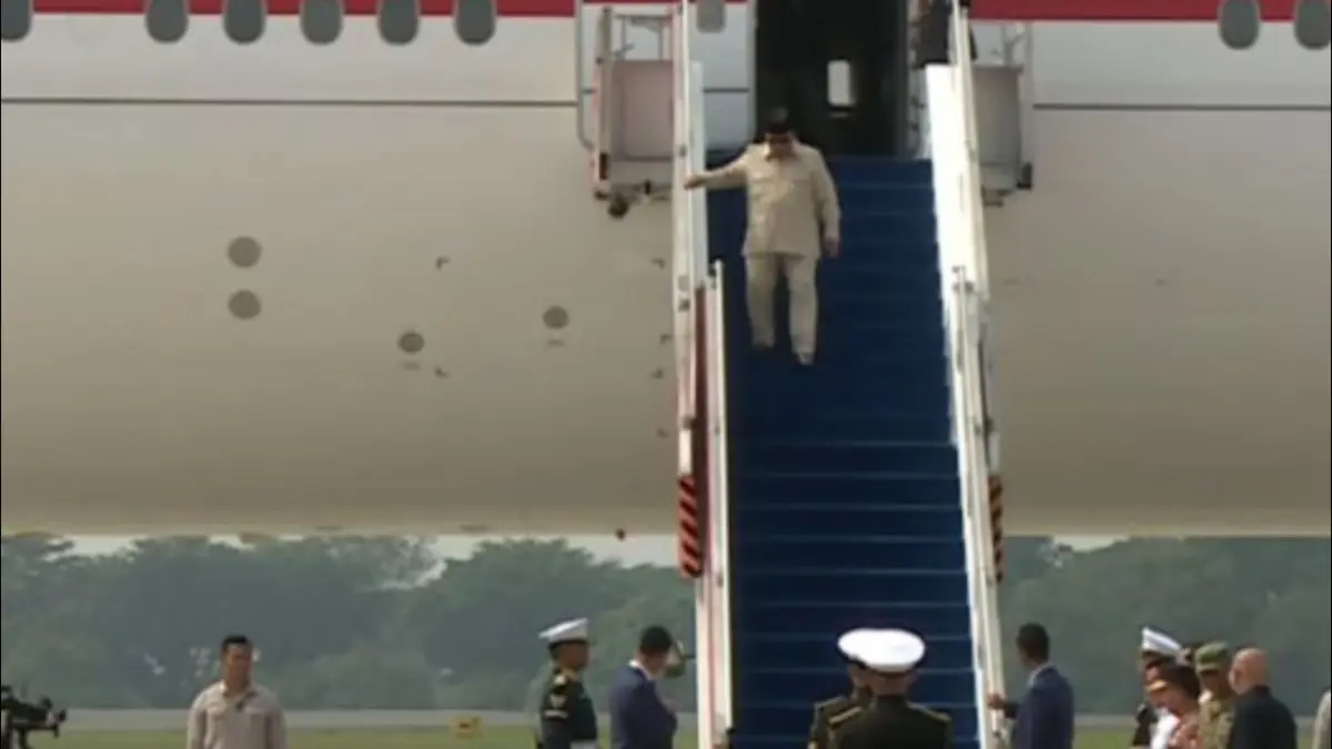 Tangkapan layar - Presiden Prabowo Subianto tiba di Tanah Air usai kunjungan kenegaraan ke Prancis dan mendarat di Lanud Halim Perdanakusuma, Jakarta, Sabtu (30/5). ( ANTARA/Prisca Triferna