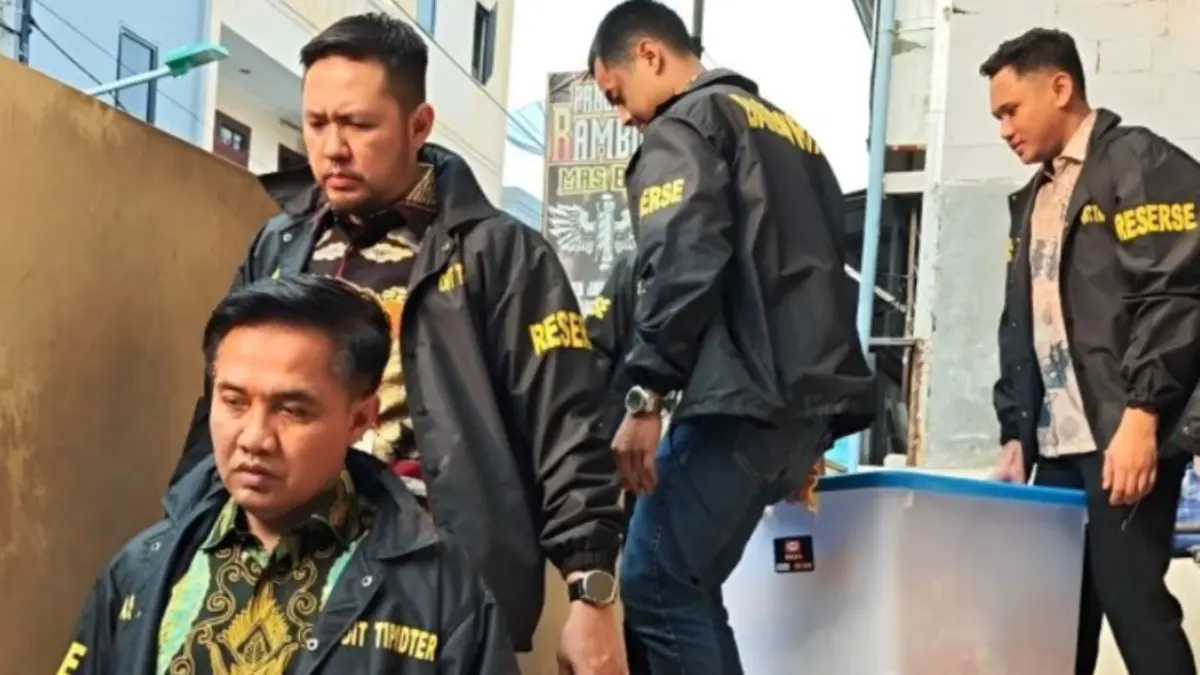 Tim penyidik Dittipidter Bareskrim Polri melakukan penggeledahan dalam penyidikan dugaan manipulasi data ekspor komoditas sawit atau praktik under invoicing.  (ANTARA/HO-Dittipidter Bareskrim Polri)
