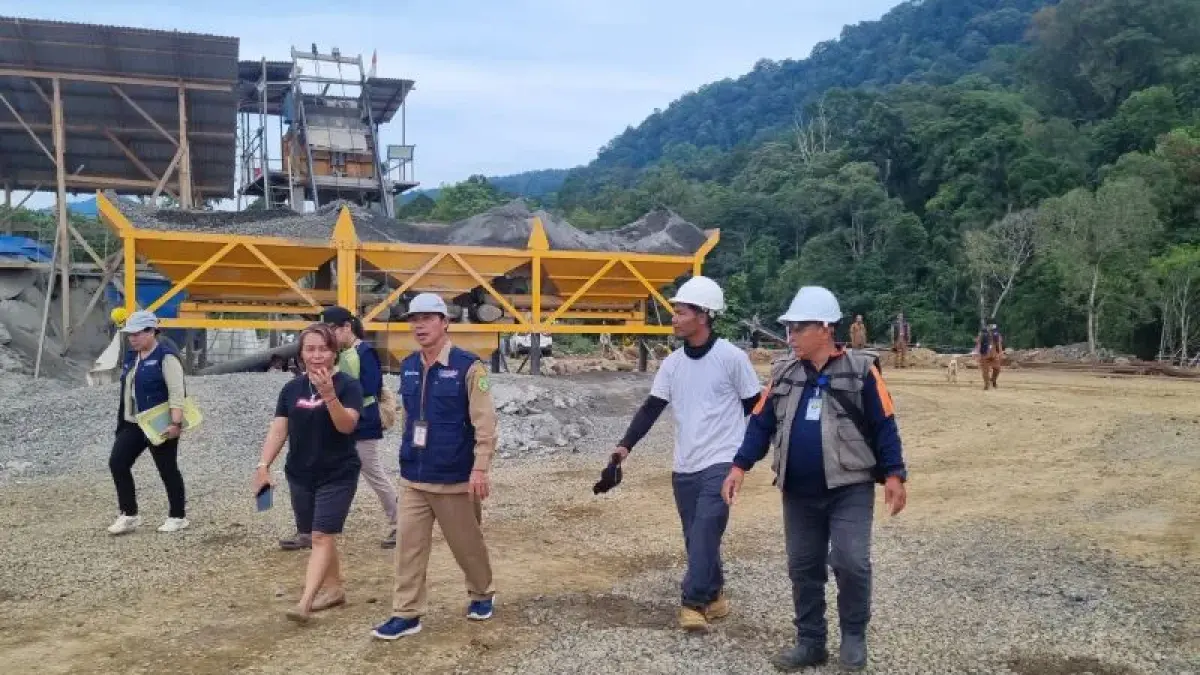 Petugas Bapenda Bengkayang melakukan peninjauan lapangan terkait aktivitas pengolahan material untuk pembangunan PLTMH di Kecamatan Tujuh Belas. Pemerintah daerah tengah memetakan potensi penerimaan dari sektor Pajak MBLB dan tenaga kerja asing guna meningkatkan PAD. (NARWATI/ANTARA)