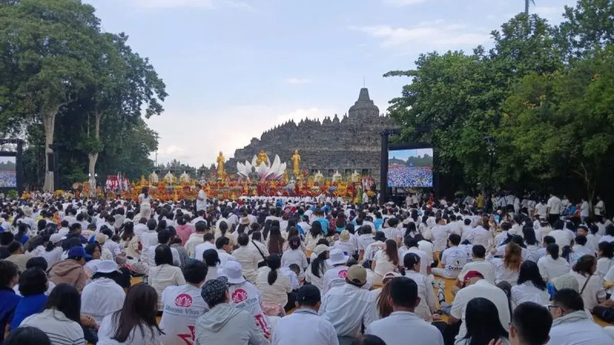 Ribuan umat Buddha mengikuti prosesi detik-detik Tri Suci Waisak 2570 BE di pelataran Candi Borobudur, Magelang, Minggu (31/5/2026). Perayaan berlangsung khidmat sebagai momentum memperkuat nilai kebijaksanaan, cinta kasih, dan perdamaian bagi seluruh umat manusia. (ANTARA/Heru Suyitno)