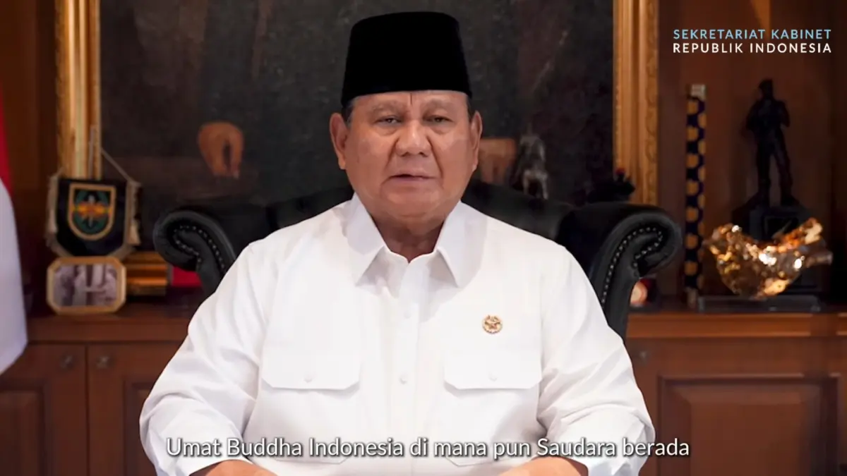 Prabowo Subianto menyampaikan ucapan selamat Hari Raya Waisak 2570 BE. Presiden mengajak seluruh masyarakat memperkuat persaudaraan, menjaga kerukunan, dan bergotong royong membangun Indonesia yang damai dan sejahtera. (Tangkapan Layar YouTube Sekretariat Kabinet RI)