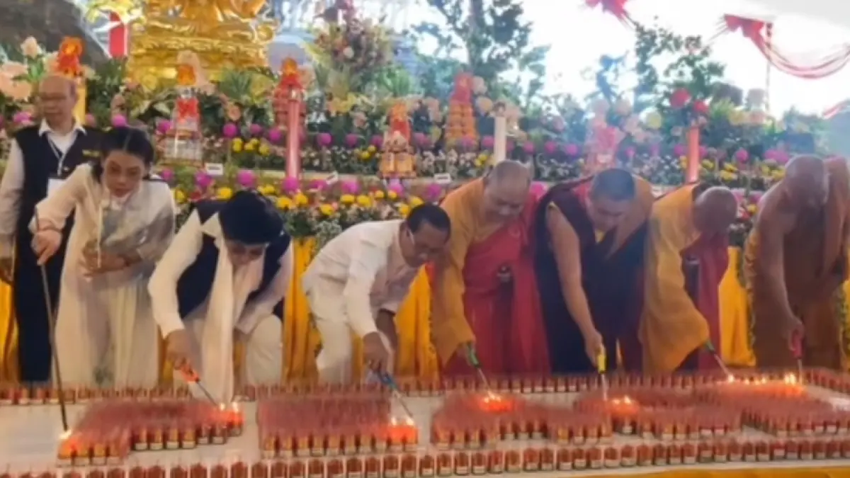 Wali Kota Singkawang Tjhai Chui Mie (paling kiri) mengikuti rangkaian prosesi Tri Suci Waisak 2570 BE di Magelang, Jawa Tengah. Selain menghadiri ritual sakral dari Umbul Jumprit hingga Candi Mendut, ia juga hadir dalam puncak perayaan Waisak di Candi Borobudur yang diikuti ribuan umat Buddha dari berbagai daerah dan mancanegara. (WALUBI)