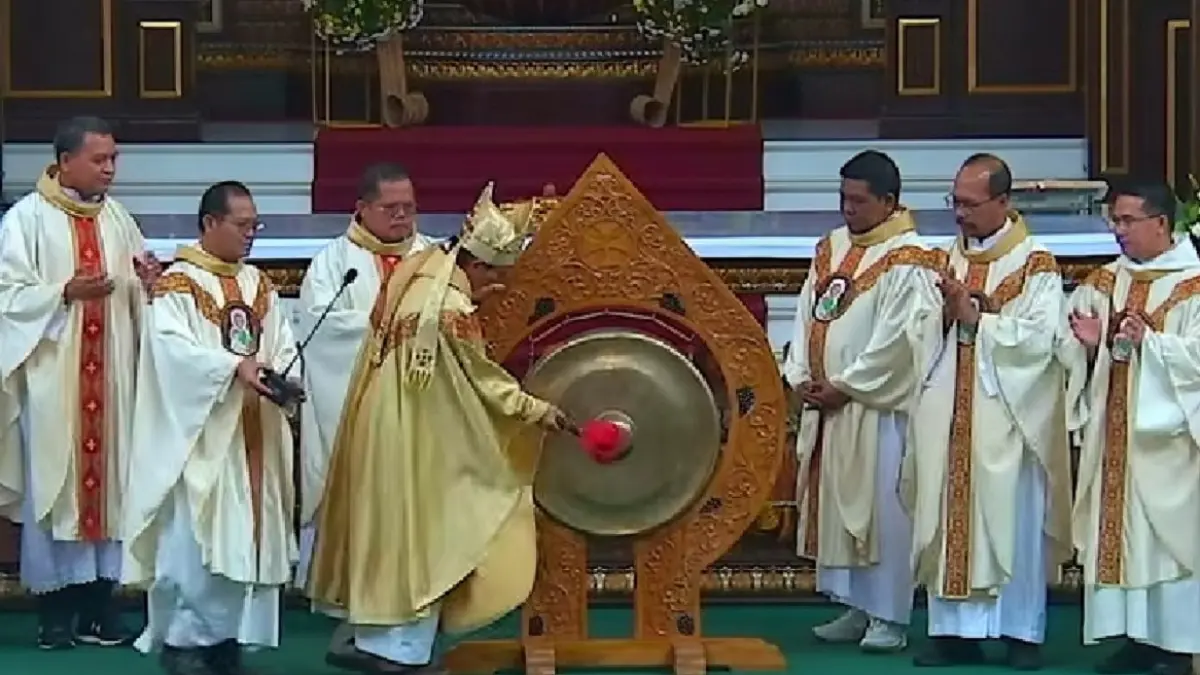 Administrator Apostolik Keuskupan Agung Pontianak, Mgr Samuel Oton Sidin OFM Cap, memukul gong menutup rangkaian PKSN XII di penghujung Misa, Minggu. (Komsos KAP)