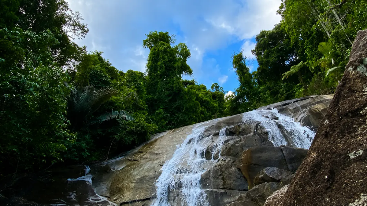 Air terjun dekat PLBN Aruk di Sambas menawarkan wisata alam, petualangan, dan panorama hutan yang masih alami. (BNPP RI)