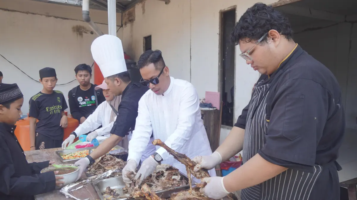 Chef (bertopi putih) bersama GM Hotel Neo Exsan sedang menyiapkan makanan yang akan disajikan untuk anak-anak Panti Asuhan Al Aliyah As Syafiiyah diacara Masak Ceria Santap Bahagia, kegiatan kolaborasi bersama Dompet Ummat (Istimewa)