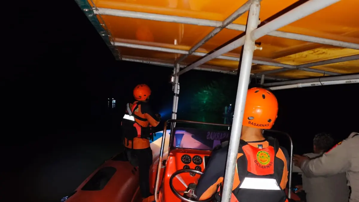 Tim SAR Gabungan melakukan pencarian terhadap Iqbal (29), warga Desa Selat Remis, Kecamatan Teluk Pakedai, yang dilaporkan hilang setelah sampan yang ditumpanginya terbalik saat memancing di perairan Sungai Laut Tanjung Bunga. (DOK. KANTOR SAR PONTIANAK)