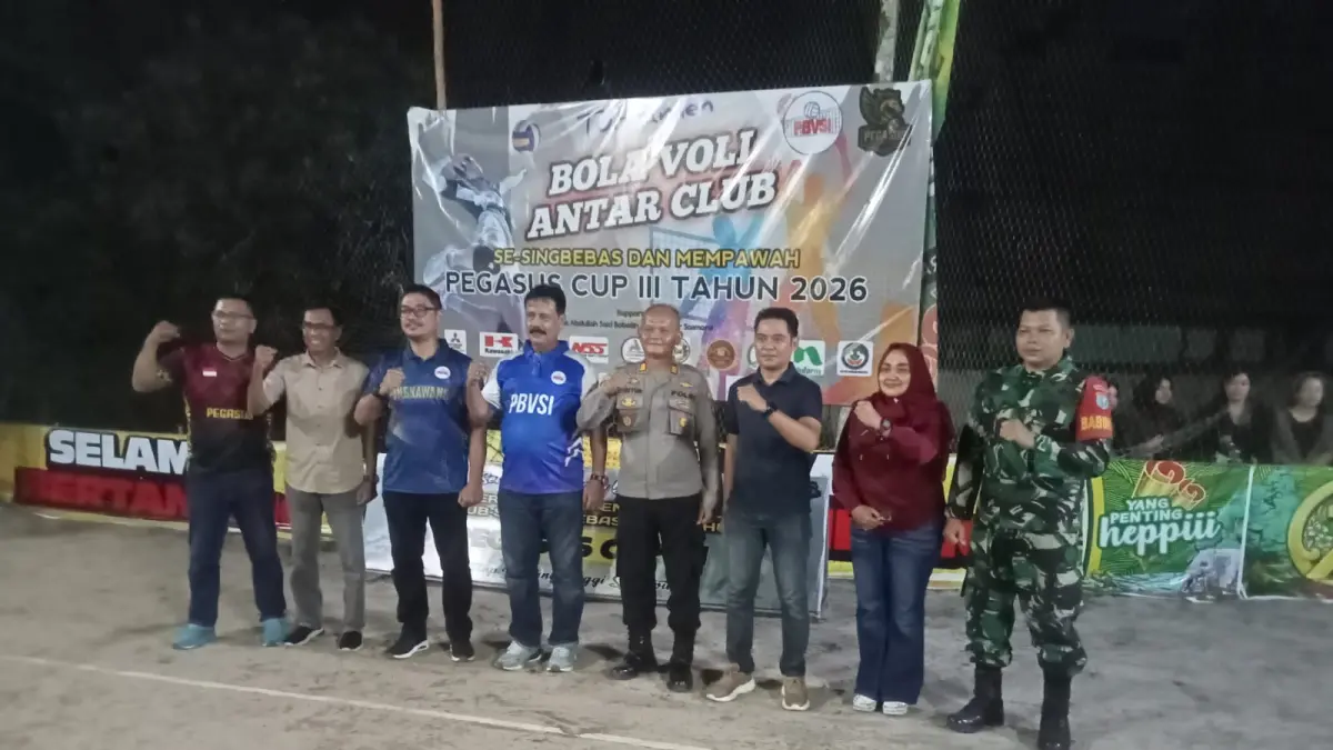 Pembukaan Kejuaraan Bola Voli Pegasus Cup III Tahun 2026 di Lapangan Sungai Rasau, Singkawang Utara. Turnamen yang diikuti 21 klub dari Singkawang, Bengkayang, Sambas, dan Mempawah ini menjadi ajang pembinaan atlet sekaligus mempererat persaudaraan antardaerah. (DOK. POLRES SINGKAWANG)