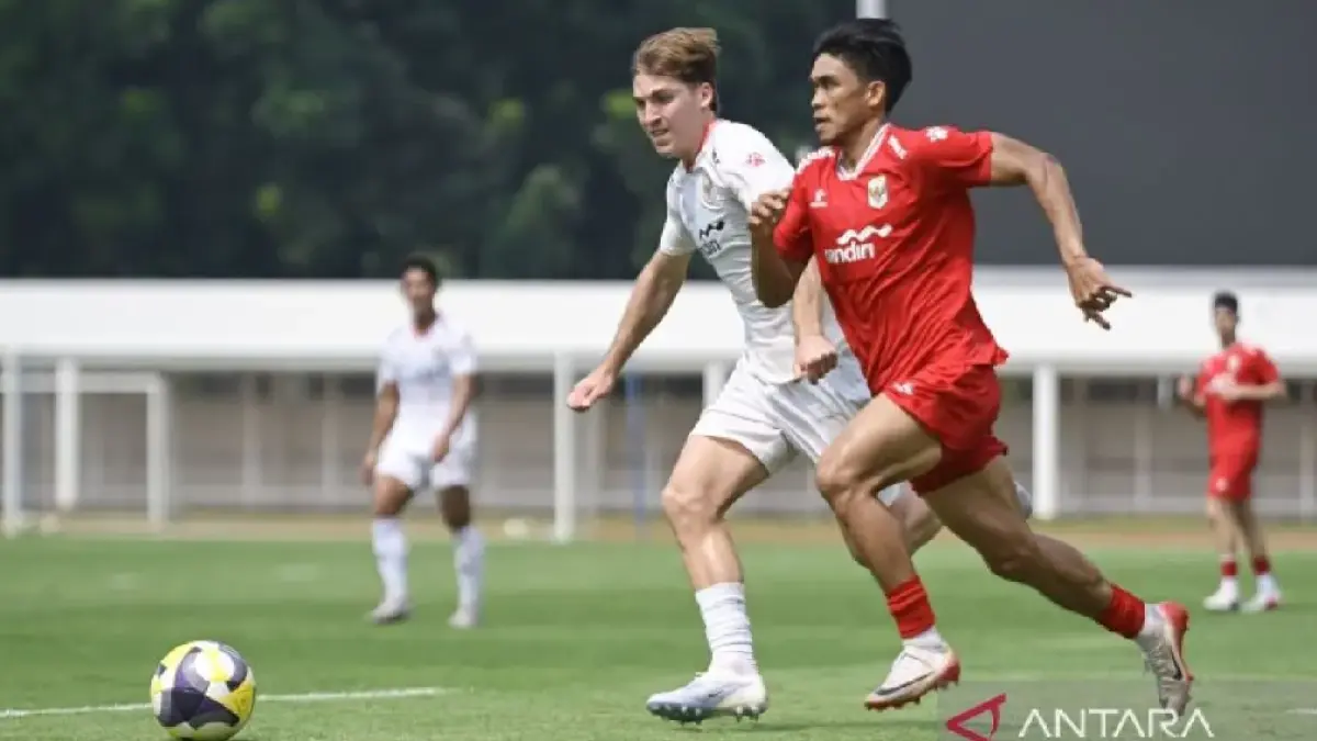 Luke Vickery (kiri) berebut bola dengan Rizky Eka Pratama saat mengikuti latihan Timnas Indonesia di Stadion Madya, Jakarta, Sabtu (30/5). (Antara/Risyal Hidayat)