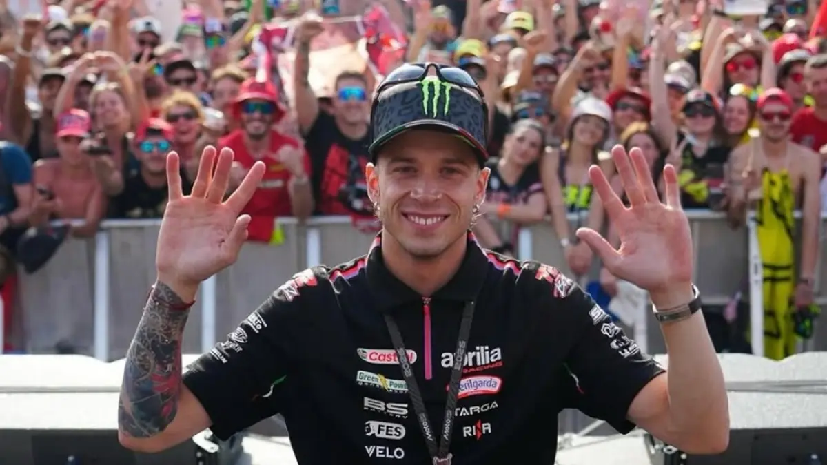 Marco Bezzecchi merayakan kemenangan MotoGP Italia 2026 di Sirkuit Mugello bersama tim Aprilia.(INSTAGRAM/@aprilia)