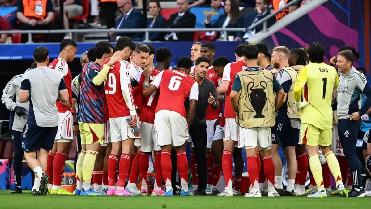 Mikel Arteta memberikan instruksi kepada pemain Arsenal di laga final Liga Champions melawan PSG di Budapest, Sabtu (30/5). (Dok.Arsenal)