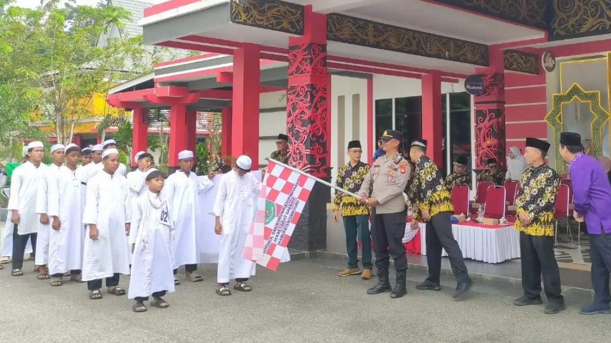 Pelepasan peserta Festival Pawai Takbiran Iduladha 1447 Hijriah di Kota Sanggau, Sabtu (30/5). Kegiatan yang diikuti 27 kelompok pawai tersebut menjadi ajang syiar Islam sekaligus mempererat kebersamaan masyarakat. (DOK. HUMAS POLRES SANGGAU)