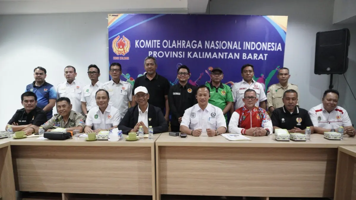 Daud Yordan (tengah) bersama jajaran pengurus KONI Kalimantan Barat dan perwakilan KONI kabupaten/kota usai Rapat Koordinasi Provinsi (Rakorprov) di Pontianak, Sabtu (30/5). Pertemuan tersebut membahas sinkronisasi program pembinaan atlet serta persiapan menuju Pekan Olahraga Provinsi (Porprov) Kalbar 2026. (IST)